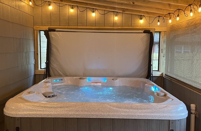 Cheerful 1br Cottage w/ HOT TUB