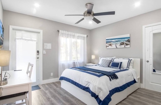 Cheerful 2 BDR Unit by Beach, Mall, and Downtown