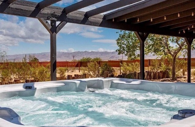 Cheerful 2-Bedrm JTree Home: Hot Tub & Cowboy Pool