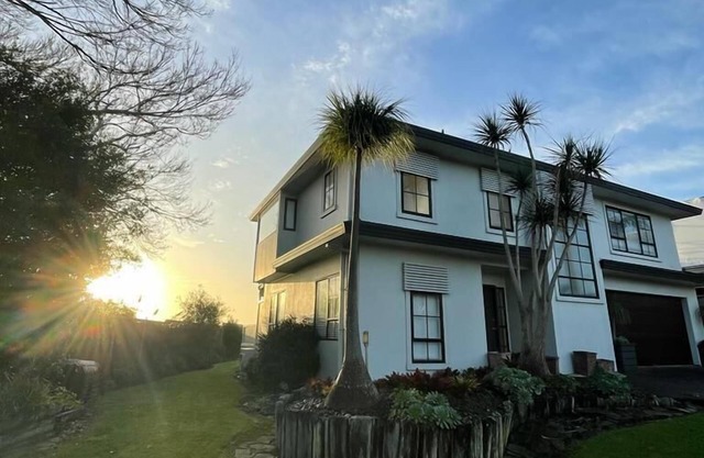 Cheerful 3-bedroom home on a cliff next to water