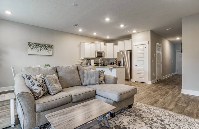 Cheerful 3-bedroom Townhouse - Centrally Located