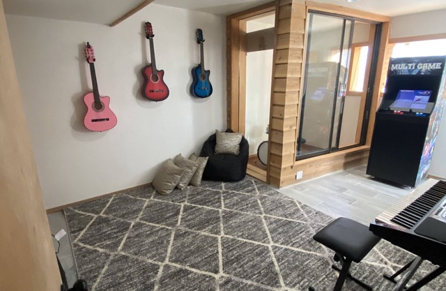 ✓ Cheerful 4 bed/4 bath home w/large patio & yard