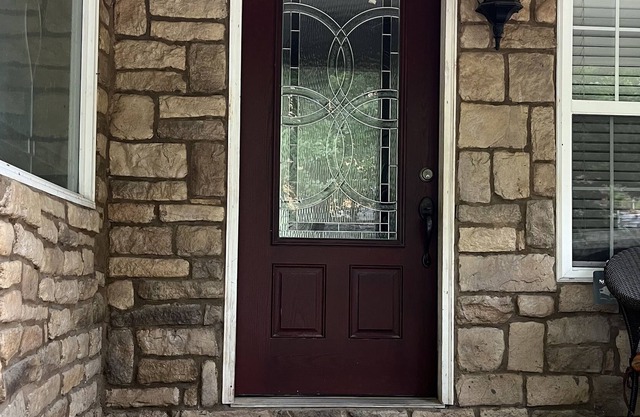 Cheerful, 4 bedroom family home. Walking distance to the Elk river.