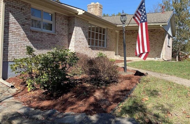 Cheerful 4-bedroom Home with Jacuzzi tub