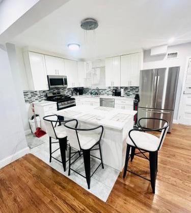 Cheerful 4-bedroom home with free parking