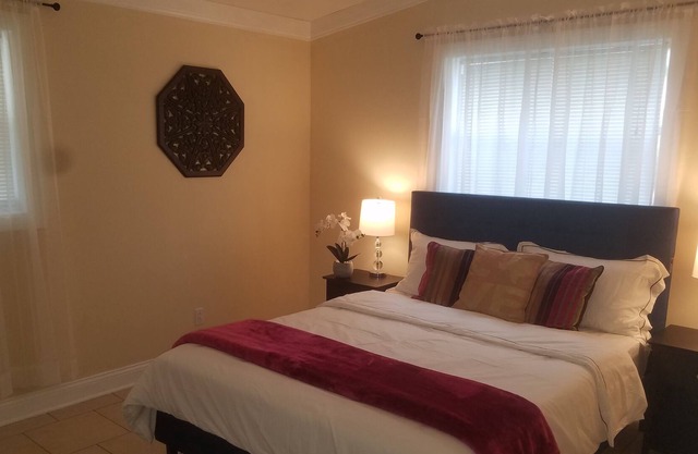 Cheerful 5 bedroom vacation home & free parking