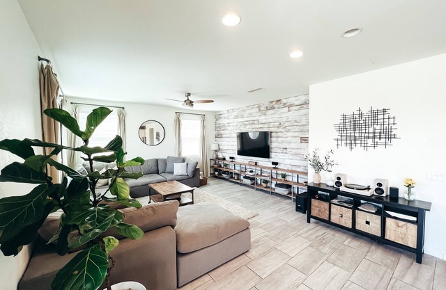 Cheerful 5-BR Family Friendly Home, Perfect Spot
