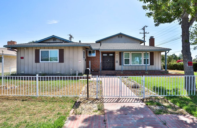 Cheerful 7 Bedrooms, sleeps 20 people, just minutes to Disneyland.
