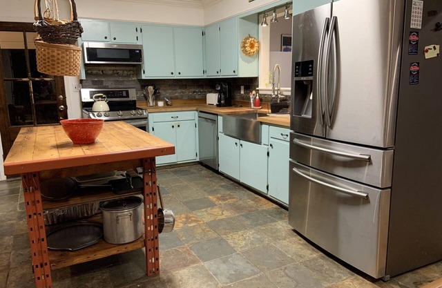 Cheerful, artsy 3BR house with pool - 10 min to the Square