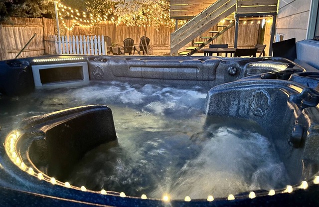 Cheerful home! Hot tub, fire pit, covered patio