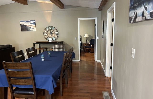 Cheerful home next to Fairfield Bay Marina with fire place