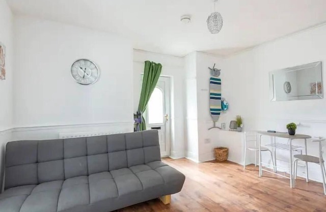 Cheerful Maisonette in the heart of Orrell Park