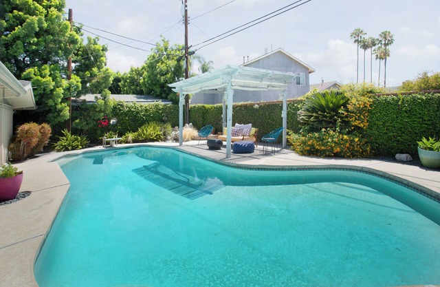 Cheerful mid mod 3 bedroom house w/pool, AC & fast wifi