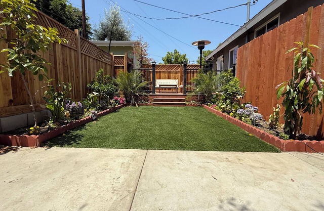 Cheerful new 2-bed 2-bath, EV charger & backyard