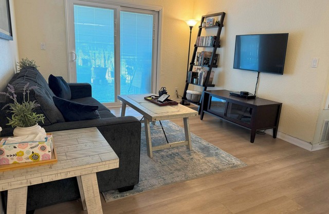 Cheerful Pet Friendly 2 BR-1BA Condo