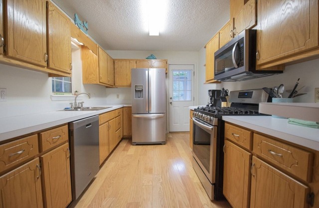 Cheerful Red Brick Cottage in Downtown St. Marys!
