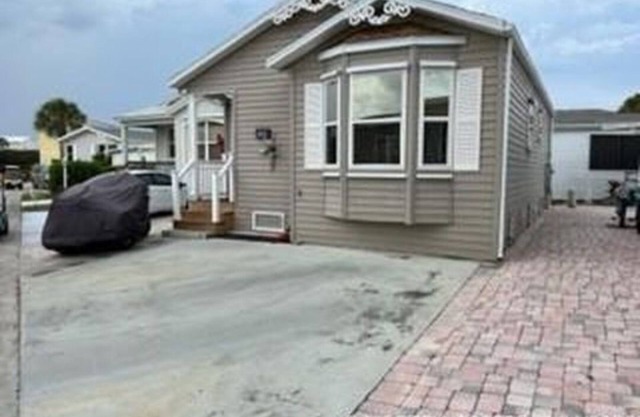 Cheerful two bedroom home walk to the ocean nettles island
