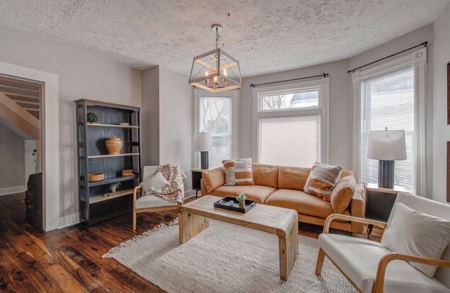 Cheery 3BR w 2 King Beds, Outdoor Dining, Fire Pit, Quiet, Fenced Yard, Central