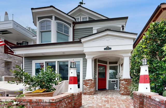 Cheery Retreat w/New Furnishings, Near Main Street & 200 Yards to Waterfront