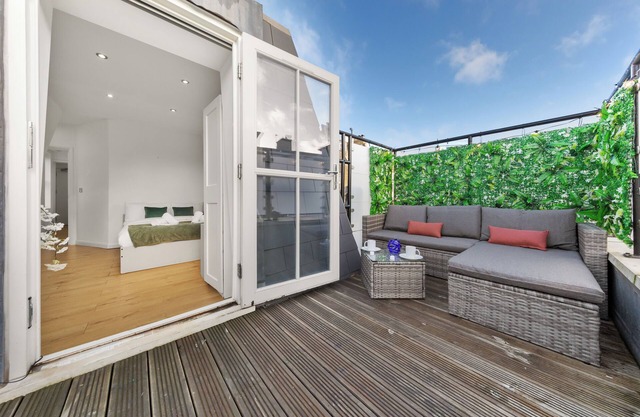 Chelsea-Battersea Apt w/Private Rooftop Terrace - Sleeps 1-5, 10mins to Museums
