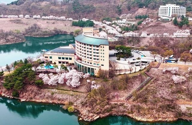 Cheongpung Resort Lake Hotel