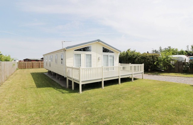 CHERI, country holiday cottage, with a garden in Southerness
