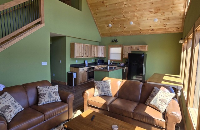 CHERIES CHALET! Hot tub, Gas grill, Quiet, Centrally located,Dogs,AMAZING VIEWS!