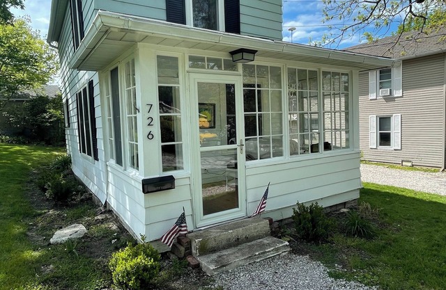 Cherry On Top! 2-bedroom house in South Lakeside! Great porch and outdoor space!
