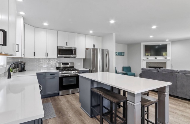 Cherry St Retreat, Walk to Geneva Lake, Sleeps 14!