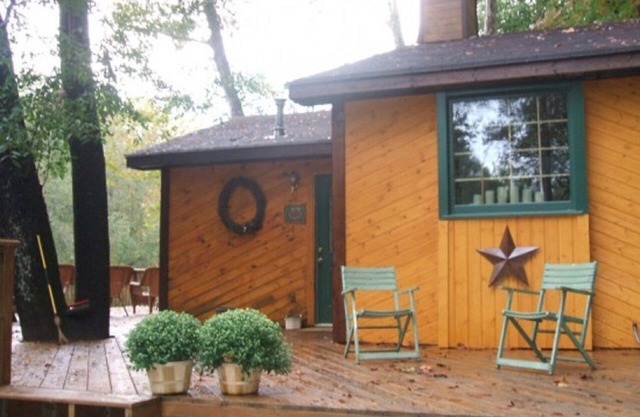 CHESTATEE RIVER CABIN is a prefect pet friendly get away close to Dahlonega