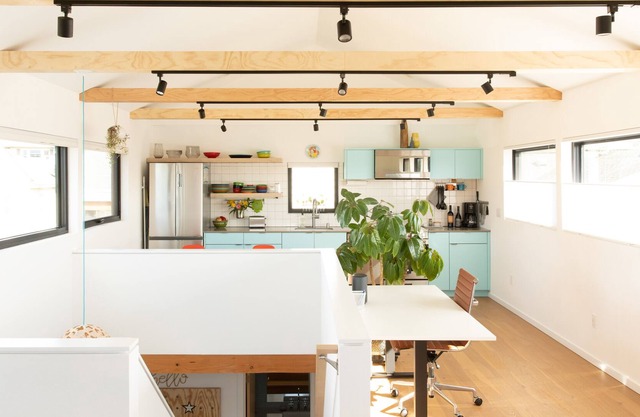 Chez Wee—Solar Powered Modern Cottage, 3 blocks to light rail