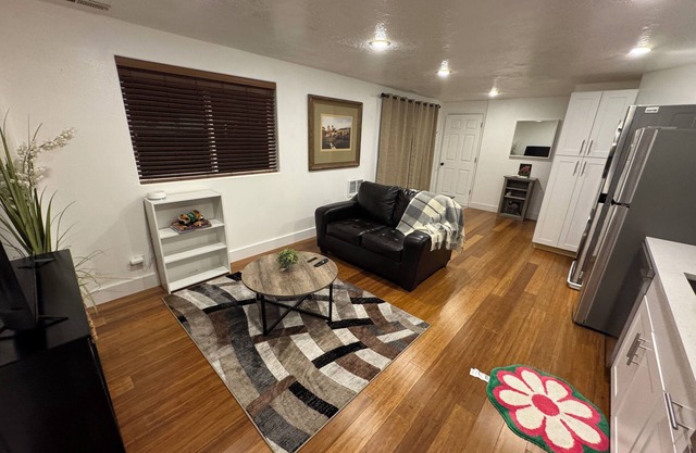 Chic 1-bedroom apartment in fabulous Pleasant Grove