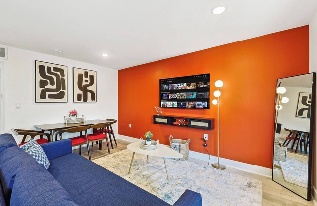 Chic 1-bedroom apartment with Parking, WiFi, AC near Downtown Dallas