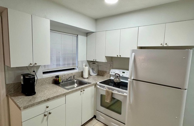 Chic 1-bedroom with WiFi and AC in welcoming Hollywood 101