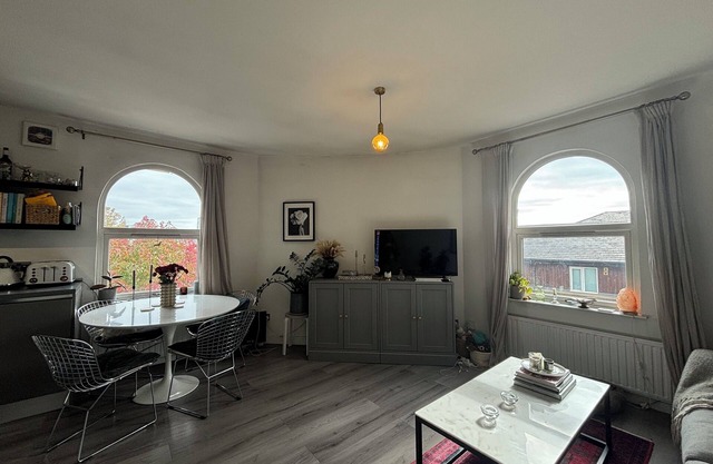 Chic 1BDR Flat in Restored English Pub Est London