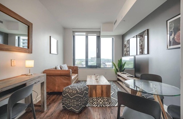 Chic 1BR Apt with City Views, Near Lake Aquitaine