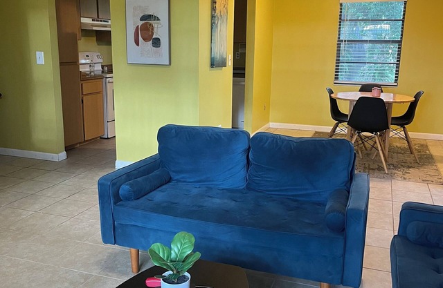 Chic 2-bedroom apartment with AC, fitness space in fabulous Seffner