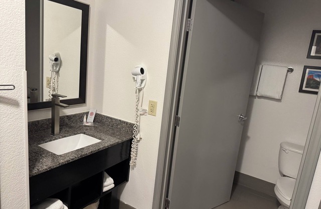 Chic 2-bedroom hotel with AC, fitness room in fabulous Chandler