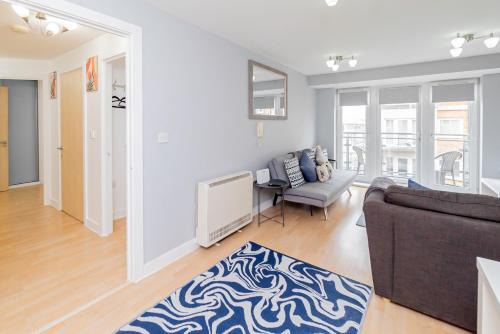 Chic 2-bedroom Retreat 7 Mins To Station&shop