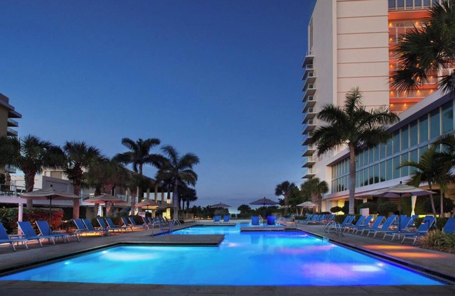 Chic 2-bedroom villa with pools and beautiful beach in fabulous Marco Island