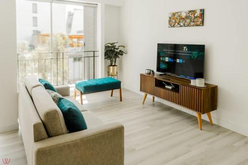 Chic 2BR Balcony & City View