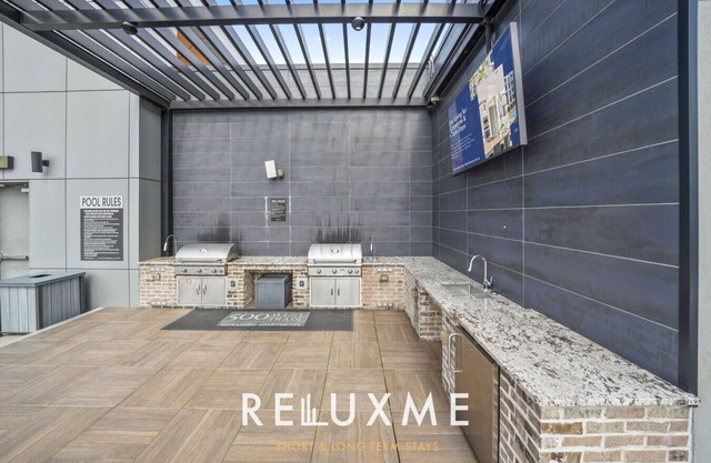 Chic 2BR High-Rise Hot Tub, Gym, & Rooftop Views🌆