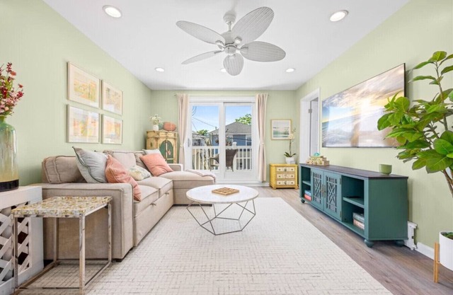 Chic 2BR Private Balcony Beach Gear Included!