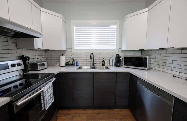 Chic 2BR Suite Smart TV Free WIFI Parking