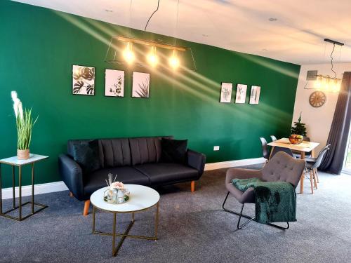 Chic 3BR Home, Sleeps 5, Contractor Stay -Friendly, Near M25, Free Parking