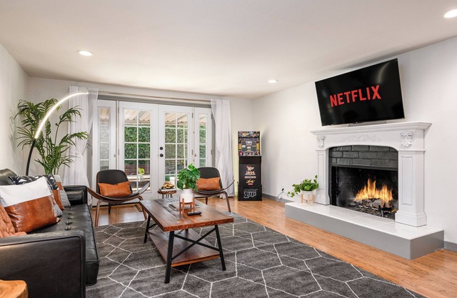 Chic 4BR Entertainer - Arcade & CLOSE to Disney