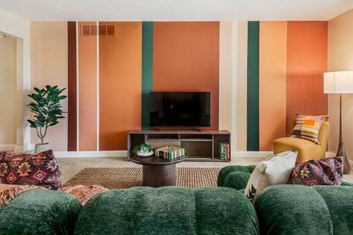 Chic 5 Bed Rooms Boho Retreat with - Games & Outdoor Movies!