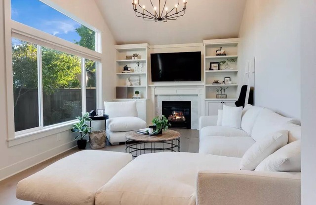 Chic Alderwood Oasis w/Hot tubn