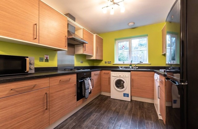Chic and Roomy 3-Bedroom Home with Wifi in Peterborough