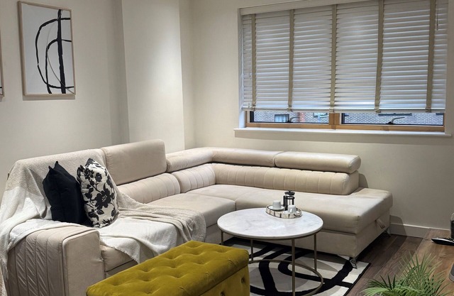 Chic Apartment in London - Modern & Cosy, Sleeps 4